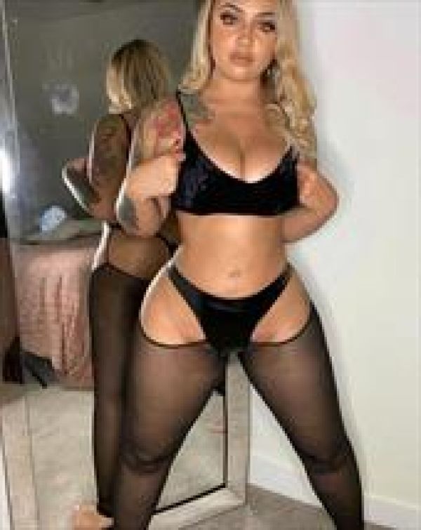 Mature escorts of South Africa does a BJ for ZAR 1500