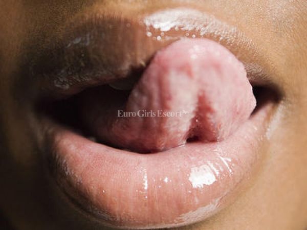 24 y.o. Twana (Cape Town) provides cheap escort service in South Africa