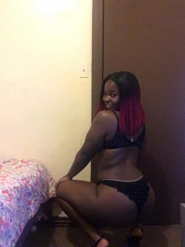 Photos of hooker Elaine in sexy escort ads on SexoPretoria.com